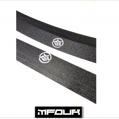 Tiras pretas texturizadas com logótipo branco e palavra MFOUR em fundo preto