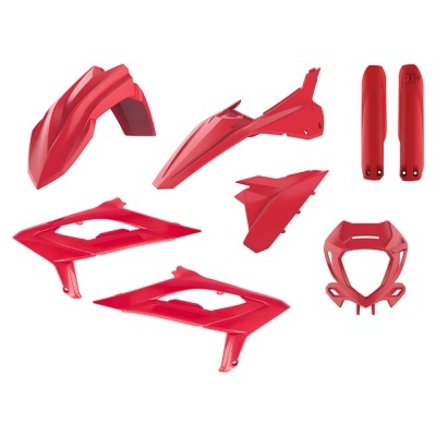 Peças plásticas vermelhas para motocicleta sobre fundo branco