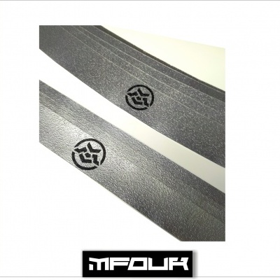 Duas faixas pretas texturizadas com símbolo circular e etiqueta MFOUR.