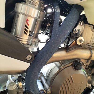 Motor de motocicleta com amortecedor WP XACT e carcaça de marca Husqvarna