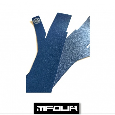 Peças plásticas azuis texturizadas com logótipo e texto MFOUR em fundo branco