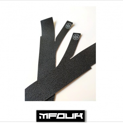 Faixas adesivas pretas texturizadas com logótipos brancos em fundo branco.