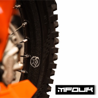 Pneu de bicicleta de montanha preto com cravos e quadro laranja