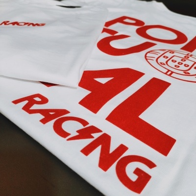 Camisolas brancas com texto vermelho Portugal Racing em destaque