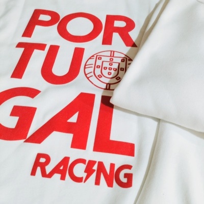 Camisola branca com texto vermelho PORTUGAL RACING e brasão vermelho