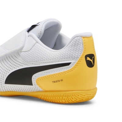 Tênis branco, amarelo e preto com logo Puma e escrita TRUCO III