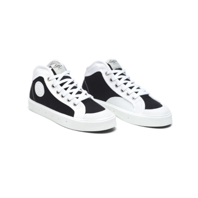 Sapatilhas pretas e brancas com atacadores brancos e sola branca.