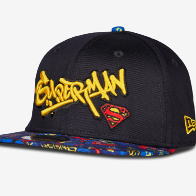 Boné snapback preto com bordado amarelo 'SPIDERMAN' e aba estampada colorida