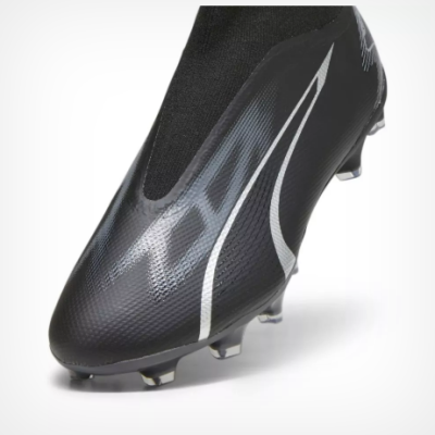 Chuteira de futebol preta com detalhes cinza e branco