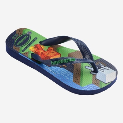 Chinelo havaianas com estampa Minecraft e tiras de borracha azul.