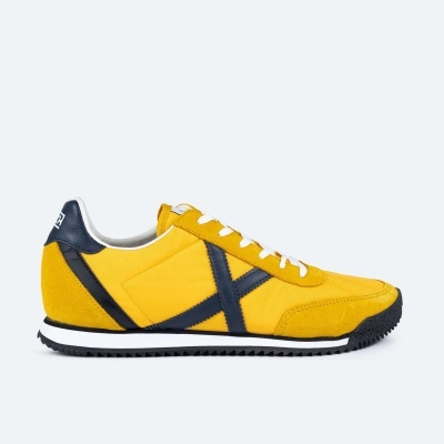 Ténis amarelo com detalhes pretos e atacadores brancos