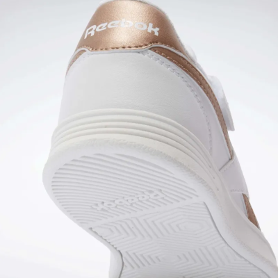 Ténis branco Reebok com detalhe dourado e sola branca padrão