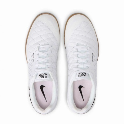 Sapatilhas desportivas brancas com padrões acolchoados e logótipos Nike e LUAR GATO