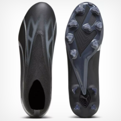 Chuteira preta de futebol sem atacadores com cravos na sola