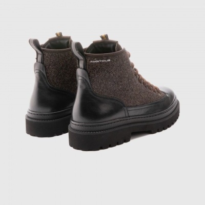 Botins pretos e castanhos com base de borracha e atacadores em fundo branco