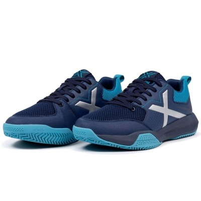 Par de sapatilhas desportivas azuis com sola azul clara e logo 'X' prateado