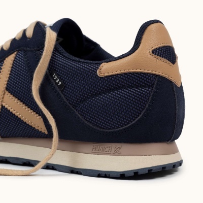 Sapatilha desportiva azul escuro com detalhes bege e preta, com texto '1939' e 'MUNICH'