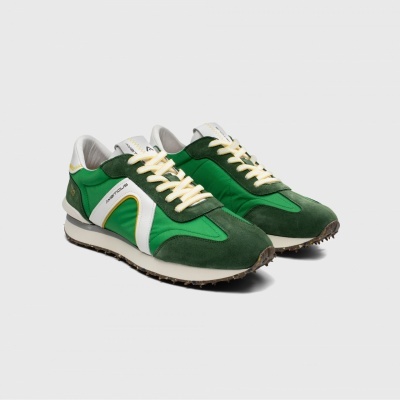 Ténis desportivos verdes com detalhes em branco e amarelo