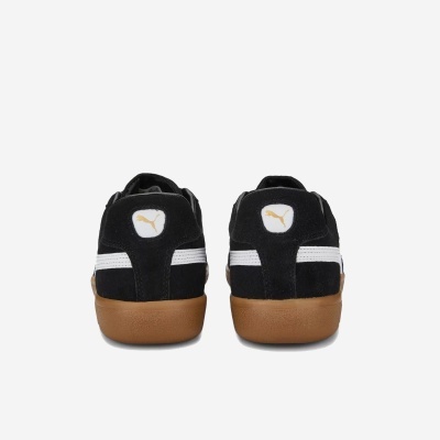 Sapatilhas Puma pretas com detalhes brancos e sola castanha vistas de trás