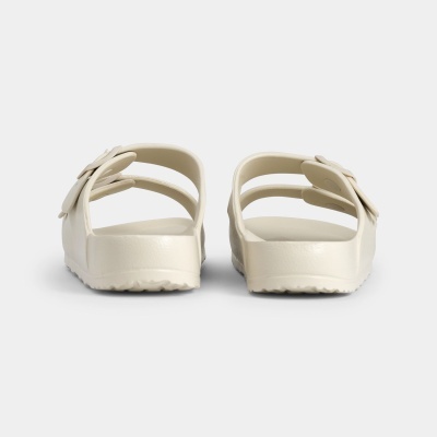 Sandálias bege claras sintéticas com fivela vistas de trás