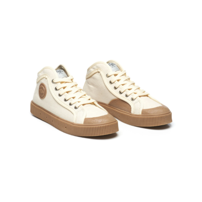 Par de sapatilhas bege claro com sola castanha sobre fundo branco