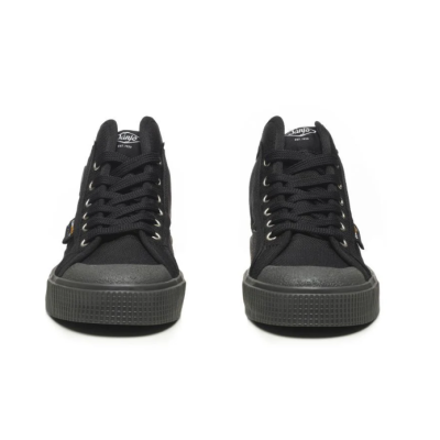 Ténis pretos de lona com sola e atacadores pretos vistos de frente