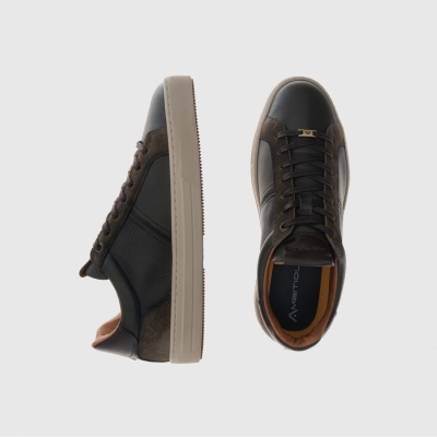 Par de ténis masculinos em preto e castanho com sola branca e detalhes em camurça