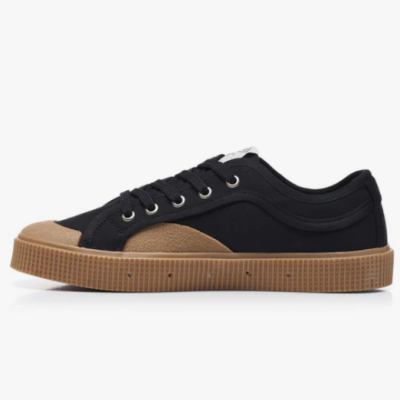 Tênis casual preto com sola e detalhes castanhos sobre fundo branco