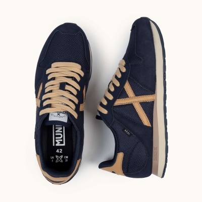 Ténis desportivos azul escuro com detalhes castanhos e sola branca e preta