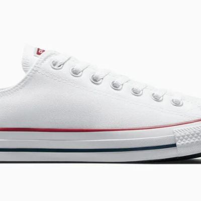 Ténis branco tipo Converse com riscas vermelhas e azuis