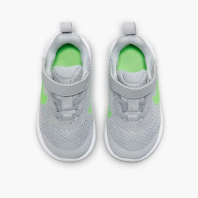 Sapatilhas cinzentas com detalhes verdes para criança vistas de cima
