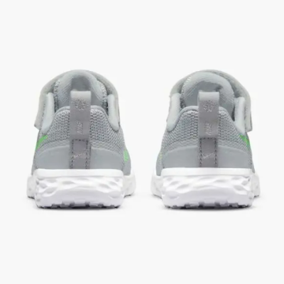 Ténis desportivos cinza, branco e verde vistos de trás