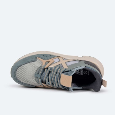 Ténis desportivo cinza e bege com malha e camurça