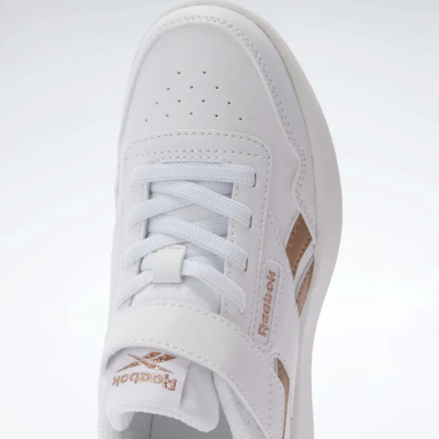 Ténis branco Reebok com detalhes castanho claro vistos de cima