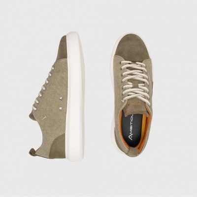 Sapatilhas bege em camurça com sola branca e atacadores bege