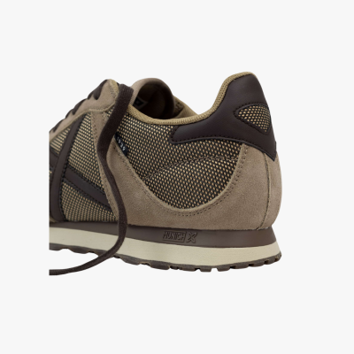 Ténis desportivo bege e castanho com sola branca e etiqueta 'MUNICH X'