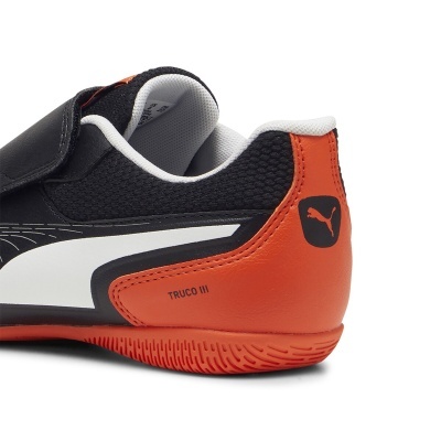 Ténis desportivo Puma Truco III preto, branco e laranja, vista lateral traseira.