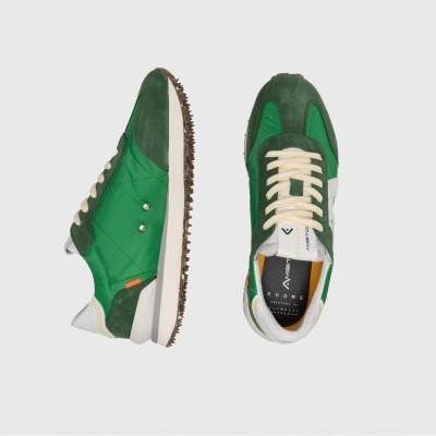Par de ténis verdes com detalhes brancos e sola castanha
