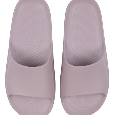 Chinelos deslizantes rosa claro com textura na palmilha