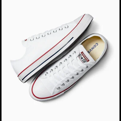Sapatilhas brancas Converse All Star com riscas vermelhas e azuis