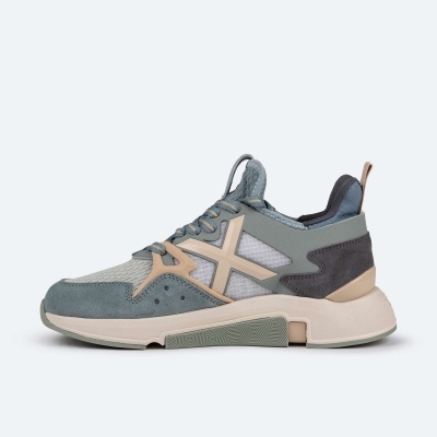 Ténis desportivo cinzento com detalhes bege e cinza escuro