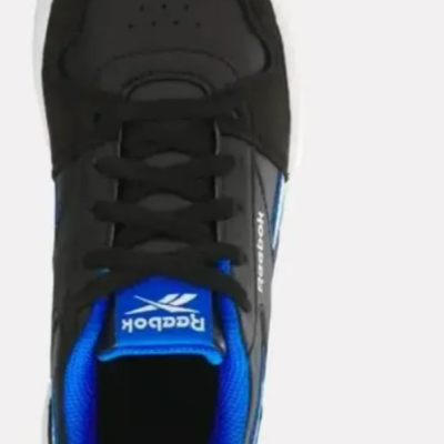 Ténis Reebok preto com detalhes azuis e branco vistos de cima