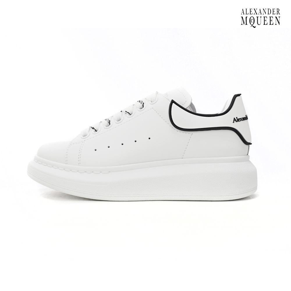 Ténis branco Alexander McQueen com sola alta e detalhes pretos