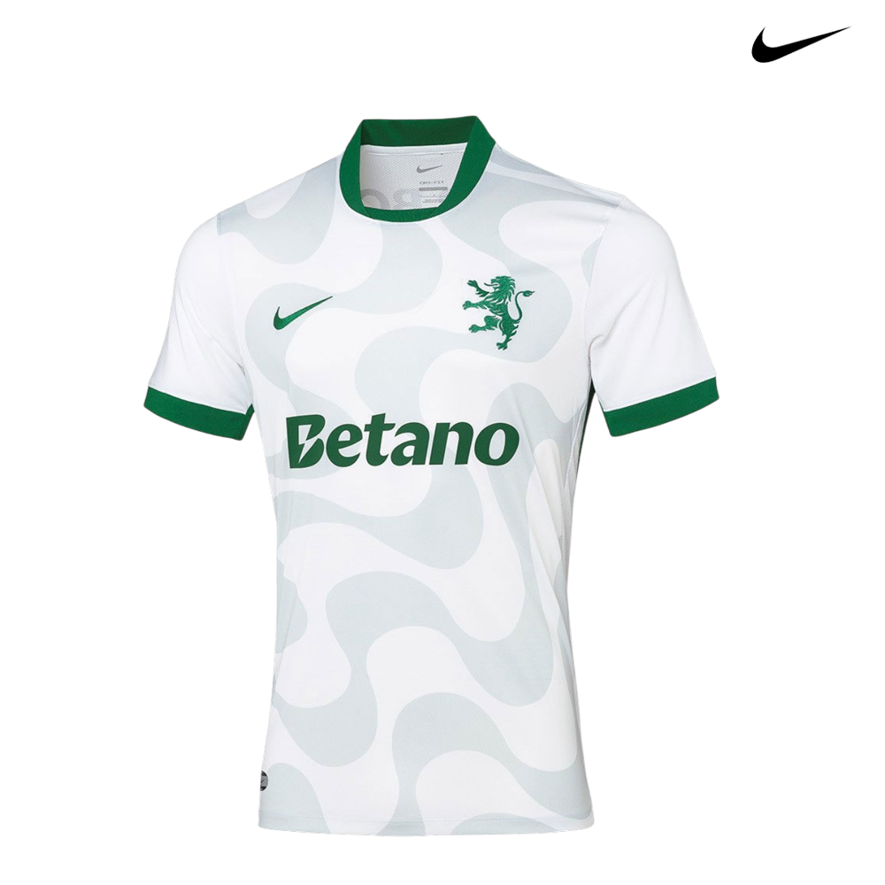 Camisola de futebol branca com padrões ondulados cinzento claro e detalhes verdes.