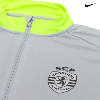 Casaco desportivo cinzento com gola amarelo fluorescente e símbolo do Sporting Clube de Portugal