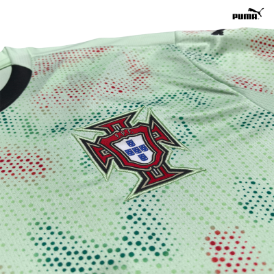 Camisola desportiva branca com emblema da Federação Portuguesa de Futebol e logótipo Puma