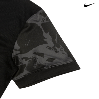 Manga de t-shirt preta com padrão camuflado cinza.