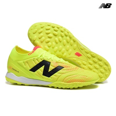 Ténis desportivos New Balance amarelos fluorescentes com sola texturada