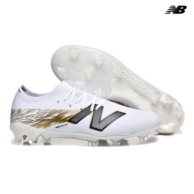 Chuteiras de futebol New Balance branco com dourado e preto com sola cravada