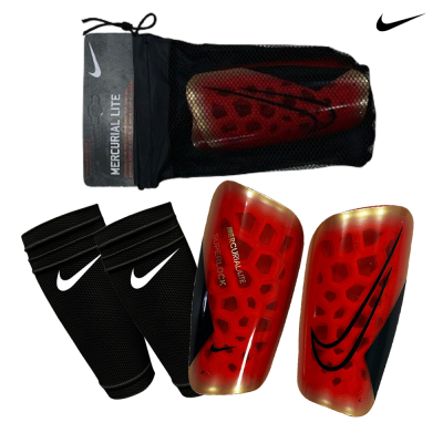 Caneleiras vermelhas Nike com padrão hexagonal, meias pretas e saco de rede com etiqueta